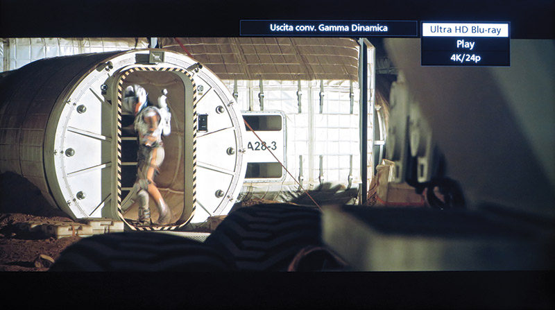 Infatti, l'apparecchio è in grado di capire autonomamente se il TV collegato supporta HDR o meno.