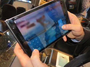 Il simpatico tablet di Jolla, che monta la versione 2.0 Sailfish Os e permette di digitare tenendolo con entrambe le mani.