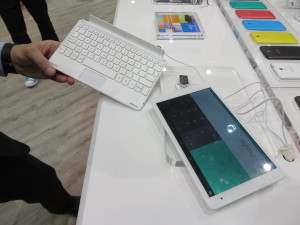 Una volta uniti i due pezzi, si ottiene un netbok con tastiera Bluetooth.