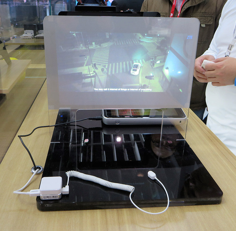 Il proiettore laser ZTE capace di trasformarsi in tablet.