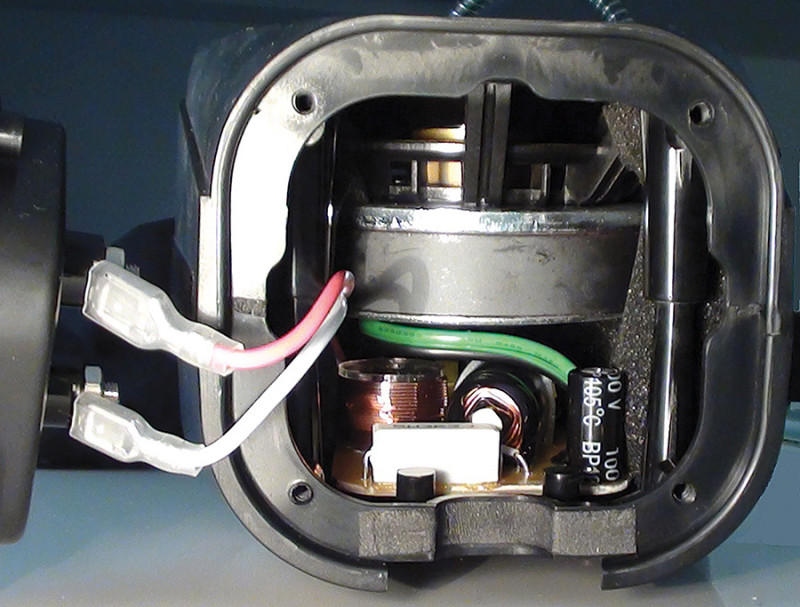 Asportando prima la piastra metallica che copre i morsetti e poi la vaschetta che li contiene diventano visibili i componenti del crossover e il generoso magnete del piccolo woofer C-CAM.