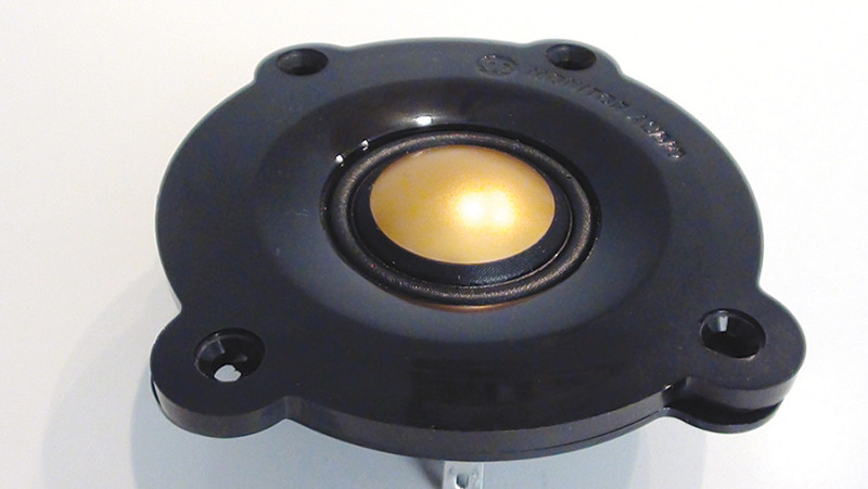 La cupola e la sospensione del classico tweeter Gold Dome di Monitor Audio sono state modificate nell'attuale versione del trasduttore in modo da rendere ancor più estesa la risposta oltre il limite superiore della gamma audio.