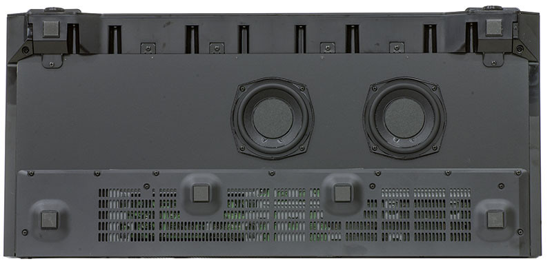 Una vista sottosopra permette di mettere in evidenza i due driver da 110 mm del subwoofer.