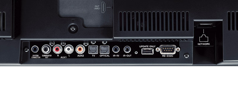 Ben oltre l’usuale dotazione della categoria il numero delle connessioni fisiche. Quattro ingressi e una uscita HDMI compatibili 4K, due ingressi digitali ottici e uno coassiale e un’uscita per un subwoofer. Ormai standard su molti dispositivi audio moderni la presenza di una presa Ethernet posteriore per fornire le comunicazioni di rete. È previsto anche un ingresso stereofonico RCA utile per ampliare le ricettività in ambiente MusicCast. 