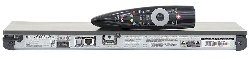 Il Magic Remote, che funziona via Bluetooth, ha pochi tasti. Per attivare lo scorrimento veloce occorre tenere premuto il tasto e a volte si salta direttamente la traccia. L’uscita audio digitale ottica è a fianco della porta LAN 10/100 Mbps. Oltre all’audio, la presa HDMI è in grado di veicolare il segnale video 4K.