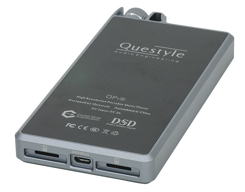 La porta microUSB al centro è utilizzata esclusivamente per la ricarica della batteria e per il collegamento a computer, che vede il player come memoria di massa. Il doppio slot per schede microSD permette di gestire memorie fino a 128 GB ciascuna.