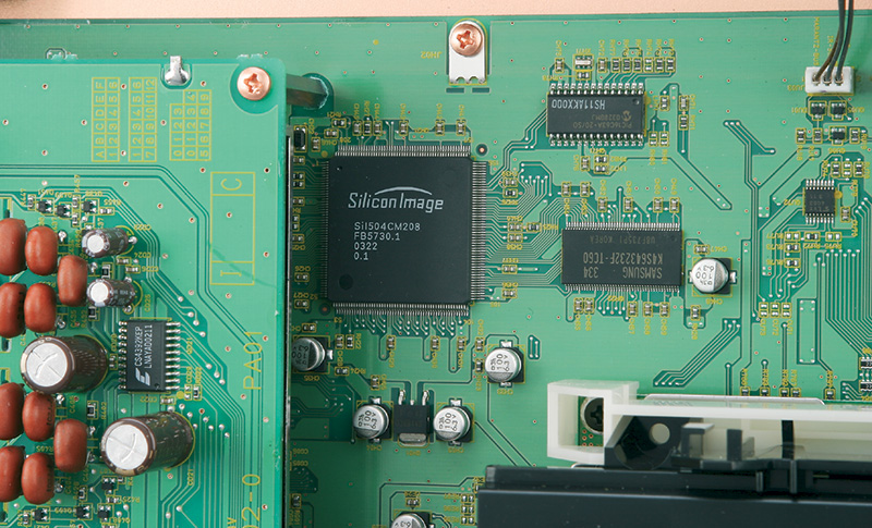 In primo piano il Silicon lmage SIL 504.