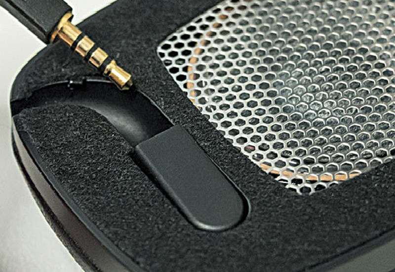 Per motivi estetici il jack del filo di collegamento all’uscita cuffia rimane nascosto dietro il cuscinetto morbido di uno degli auricolari. La presa in cui si inserisce il jack può ruotare leggermente in modo da consentirne l’inserzione.