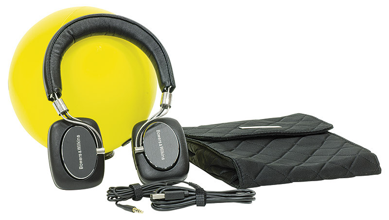 In dotazione con la P5 Wireless vengono forniti la custodia morbida per il trasporto e i cavi per la connessione ad un’uscita jack analogica e ad una presa USB per la ricarica della batteria e per l’aggiornamento firmware.