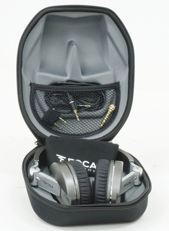 La Focal Spirit One S è offerta con una custodia rigida e sagomata ed una sacca in tessuto. 