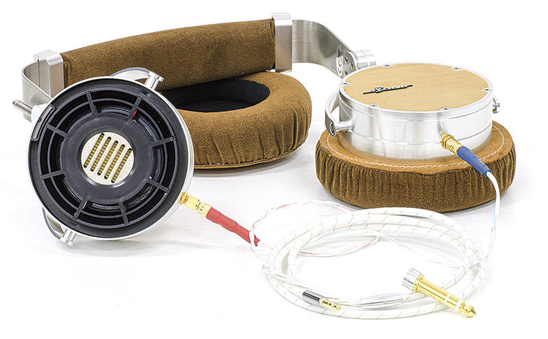 Il tweeter AMT è coassiale al woofer, posizionato appena sotto, per creare un sistema a due vie. Il cavo, in rame monocristallino,  è terminato con connettore da 3,5 mm e adattatore da 6,5 mm. Notare il tweeter AMT di colore giallo al centro del driver. 