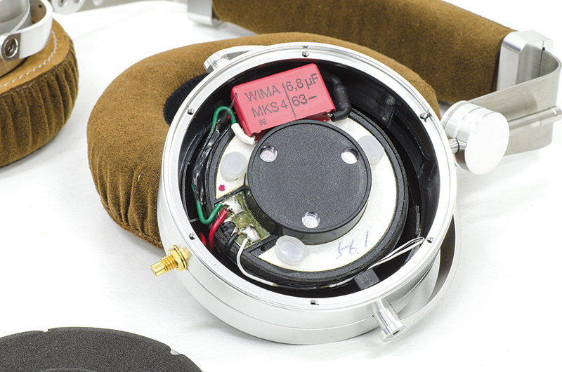 Tolto il coperchio posteriore in legno si accede ai tre minicondotti in silicone per la regolazione della gamma bassa. Il condensatore WIMA da 6,8 µF funge da filtro crossover. 