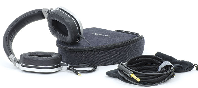 Tra gli accessori a corredo, una custodia in tela e cavi di collegamento da 3 m con jack stereo e da 1 m con minijack da 3,5 mm.