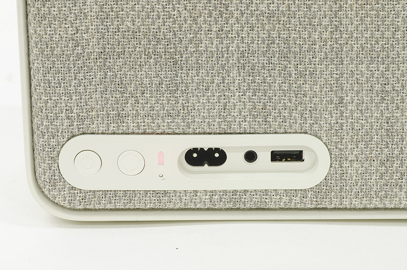 Le connessioni cablate del Copenhagen: la USB di tipo A è dedicata ai dispositivi iOS (iPhone, iPad, iPod e iPad), quello accanto è contemporaneamente un ingresso analogico mini-jack o (utilizzando un piccolo adattatore) un ottico digitale che può accettare segnali fino a 24 bit/192 kHz. Seguono i tasti per l’accensione e per l’attivazione del W-Fi. 