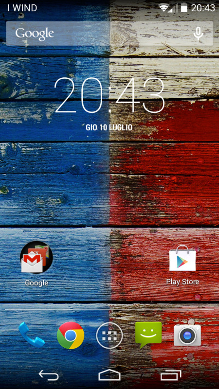Motorola ha evitato di personalizzare le funzionalità dello smartphone, anche la pagina principale si presenta senza fronzoli, con la libertà di installare tutte le app che si desiderano.
