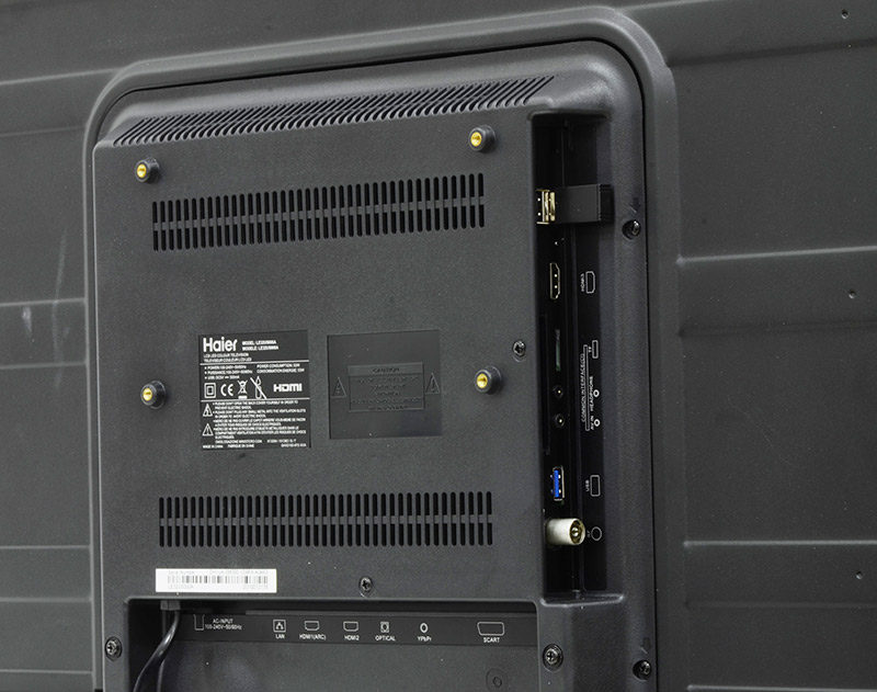 Il ricevitore del telecomando occupa una delle due porte USB 2.0. L'apparecchio ha lo slot Common Interface per la visione delle Pay TV. La terza porta HDMI è disposta lateralmente. Una delle porte USB è in standard 3.0. Il pannello posteriore, in posizione un po' nascosta, comprende due porte HDMI, di cui una compatibile ARC, la presa SCART, l'ingresso component con audio analogico e un ulteriore ingresso audio analogico su presa da 3,5 mm.