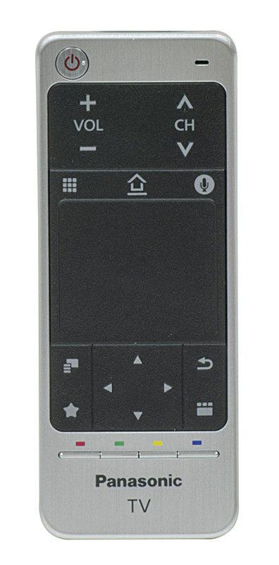 Il telecomando secondario, realizzato con la stessa cura di quello principale, è caratterizzato da un pratico touchpad nella zona centrale e dalla presenza del microfono per il controllo vocale, che funziona in maniera egregia anche con persone come me che non hanno una dizione perfetta. 