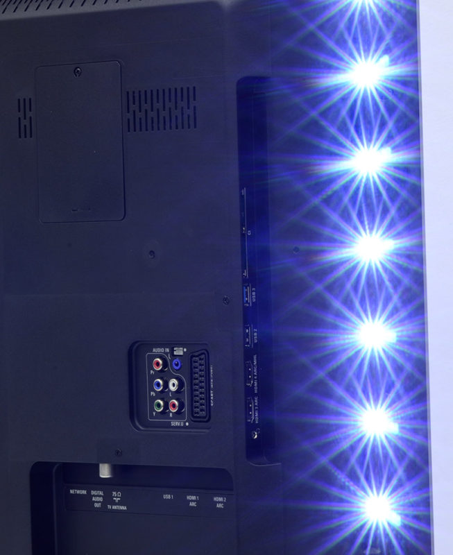 I LED del sistema Ambilight in funzione. 