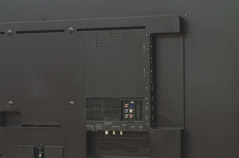 Gli ingressi sono, come al solito, disposti su due lati dello scatolotto posteriore: sul fianco destro ci sono due HDMI e due USB assieme agli slot Common Interface, sul lato inferiore, invece, troviamo le altre due HDMI, la terza USB, i bocchettoni di antenna (digitale terrestre e satellitare), l’RJ-45 per la rete ed il connettore TosLink per l’audio digitale in formato ottico. Ci sono poi le prese per i segnali analogici che fanno capo ad una SCART ed un gruppo di pin-jack per il Component e l’audio.