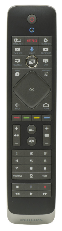 A differenza della concorrenza che quasi invariabilmente adotta, almeno sui modelli di fascia alta, dispositivi di controllo basati sul movimento, Philips equipaggia il suo 55PUS7600 con un telecomando piuttosto corposo e dalla struttura standard; che poi tanto standard non è visto che alla faccia superiore densa di pulsanti nel più classico degli stili se ne contrappone una inferiore addirittura forgiata per ospitare una completa tastiera alfanumerica (con tanto di simboli, maiuscole etc.). Il fatto è che tra le operazioni sicuramente più seccanti ci sono quelle in cui è necessario scrivere una stringa di caratteri, in una barra indirizzi del browser web o nella casella dell’account di posta elettronica; la procedura tipica consiste nel visualizzare la tastiera su schermo ed abilitare lo scorrimento tramite i cursori del telecomando (o il mouse se presente). Non proprio ottimale come procedura. La tastiera risolve, ovviamente, il problema… però ingombra. E allora viene utile una delle notevoli funzionalità di Android TV, ovvero il riconoscimento vocale, per cui quando si cerca qualcosa è sufficiente utilizzare il microfono affogato nella faccia superiore del telecomando e… Signor Scott, energia!