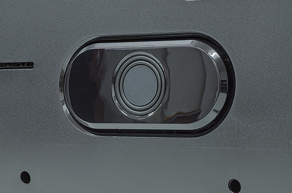 Particolare di uno degli altoparlanti che sono impiegati per l'audio del TV ad emissione posteriore e che non hanno alcuna protezione.