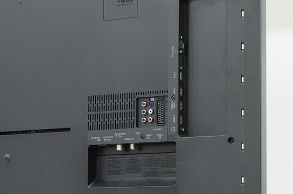 La presa SCART e l'ingresso component con audio stereo condividono lo stesso pannello. La terza porta USB è in standard 3.0 per il collegamento di periferiche veloci. La presa HDMI 4 è compatibile MHL. Soltanto due delle quattro HDMI disponibili sono compatibili con segnali 4K Ultra HD; accanto si trova una porta USB un po' scomoda da raggiungere.