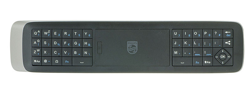 Sul lato opposto del telecomando c'è  una utile tastiera completa che facilita molto la digitazione degli indirizzi dei siti Internet. Sotto il marchio si trova la vaschetta delle batterie. 