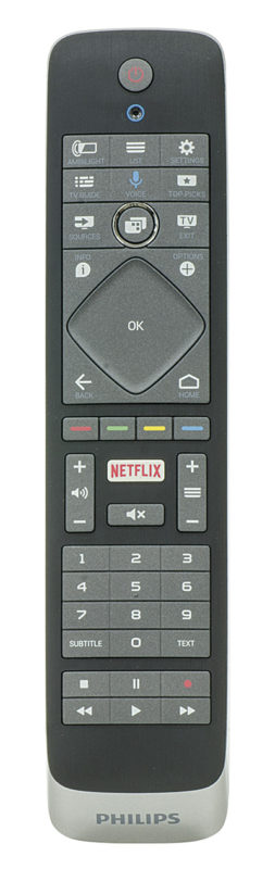 Il telecomando è abbastanza massiccio, c'è il microfono per le ricerche vocali e il pad del cursore è sensibile al tocco; in questa versione c'è anche il tasto per richiamare Netflix.