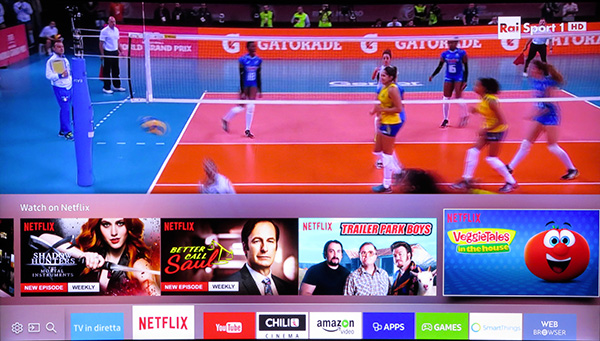 Il tasto Home del telecomando richiama le applicazioni della Smart TV in sovraimpressione sul programma in corso.