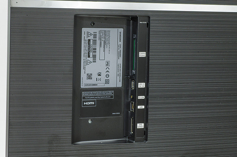 In questo particolare del pannello posteriore, normalmente celato da un coperchio, si possono vedere lo slot Common Interface per le TV a pagamento, una porta USB 2.0 aggiuntiva, la porta di servizio, la presa per la rete cablata ed il connettore per il box One Connect.