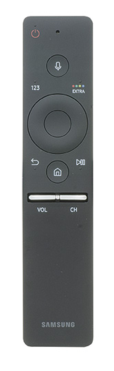 Rispetto ai telecomandi "normali", questo del TV Samsung manca completamente del tastierino numerico, che può essere visualizzato in forma virtuale sullo schermo premendo il tasto "123". Il tasto del microfono va tenuto premuto per dare comandi al TV. I tasti "VOL" e "CH" sono in realtà due cursori separati da premere verso l'alto o verso il basso per regolare il volume e andare avanti o indietro sulla lista programmi.
