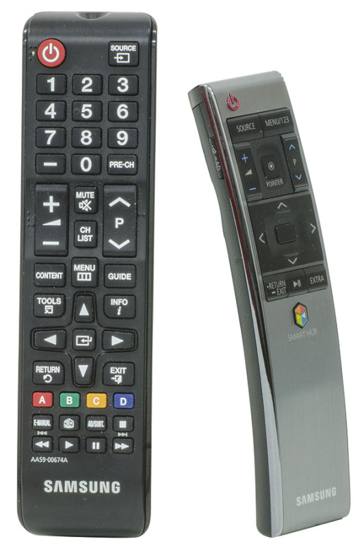 La dotazione di strumenti di controllo comprende due telecomandi, il primo dei quali in formato (e costruzione) standard: il secondo è, invece, un oggetto molto ben realizzato, metallico e dalla ottima ergonomia. È dotato di un piccolo numero di pulsanti perché la maggior parte delle funzioni possono essere raggiunte da un paio di menù a schermo e contiene anche il microfono per il controllo vocale del televisore. 