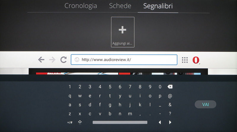L'app per smartphone consente la digitazione con la tastiera, ma per attivare la navigazione bisogna selezionare il "Vai" col telecomando.