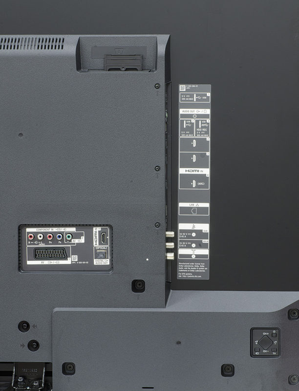 Nella parte alta del pannello posteriore si trova lo slot Common Interface per la visione delle Pay TV. Il TV ha tre porte USB, una in standard 3.0 proprio sotto la presa cuffia, alla quale è possibile collegare un hard disk per la registrazione dei programmi televisivi. L'uscita su jack da 3,5 mm per la cuffia. Sul lato destro ci sono le altre tre porte HDMI, delle quali la 4 è compatibile ARC. La porta ethernet per il collegamento alla rete locale cablata. Il TV è provvisto di due ingressi satellitari DVB-S2 e un ingresso di antenna terrestre DVB-T2. Gli ingresssi principali sono raggruppati in un piccolo pannello assieme all'uscita ottica TosLINK: abbiamo component e videocomposito che condividono l'input audio, la presa SCART RGB e la porta HDMI principale. Il piccolo quadro comandi è praticamente inutilizzabile nel caso di installazione a parete.