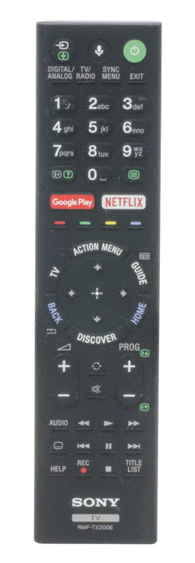 Il telecomando principale ha la superficie superiore gommata ed è abbastanza leggero. Ha un tasto per attivare la ricerca vocale utilizzando il microfono integrato; sono presenti due tasti dedicati a Google Play e Netflix. Per la digitazione degli indirizzi nel browser web si può usare l'app per smartphone e tablet.