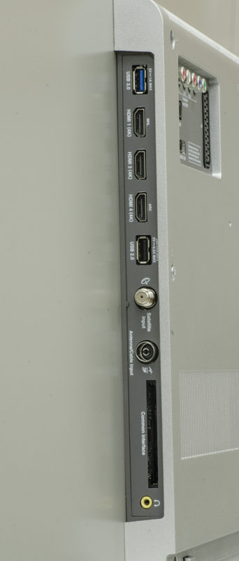 La porta USB principale è in formato 3.0 ed è in grado di gestire l'assorbimento di dispositivi esterni fino a 1A. Le prese HDMI sono tutte compatibili 4K e la 1 è utilizzabile con i dispositivi MHL, e la 4 è compatibile ARC.
