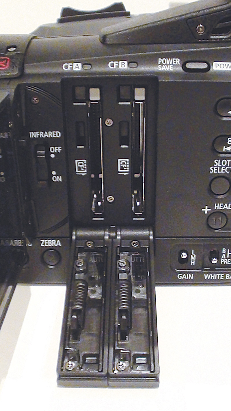 Ai due slot che ospitano le schede di tipo CF UDMA si accede dopo aver aperto il monitor e ribaltato i due sportellini di chiusura degli slot. 