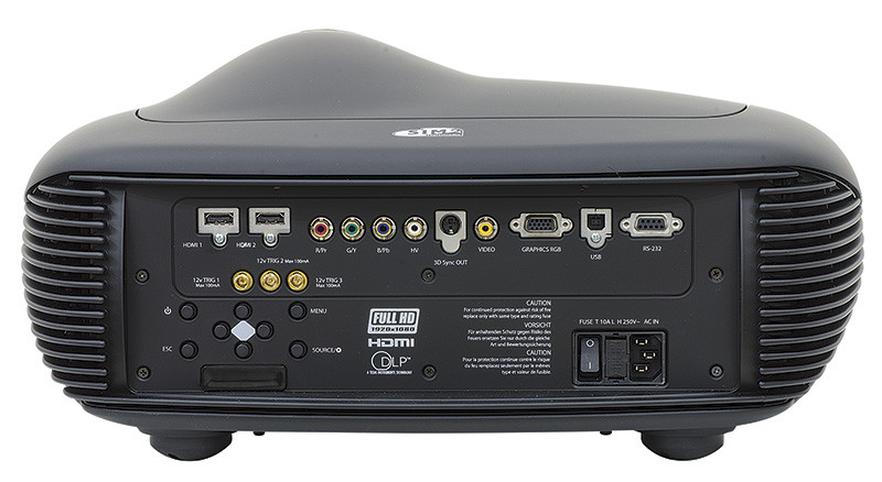 Il pannello posteriore ospita una ricca dotazione di connettori necessari per i collegamenti di tipo digitale ed analogico di più comune impiengo nei sistemi home theatre.