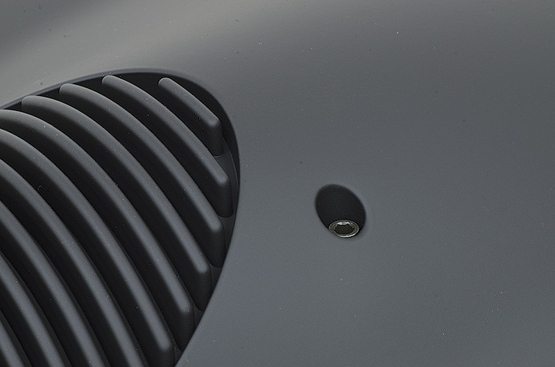 Una vite a brugola nella parte superiore della carrozzeria consente un preciso scorrimento per la regolazione verticale dell’immagine evitando la distorzione a trapezio.