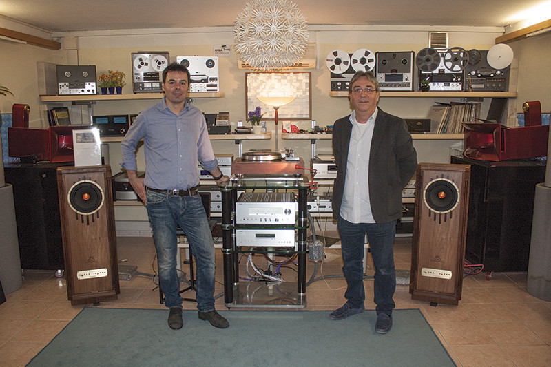 Foto dei protagonisti (umani ed elettronici) nella sala adibita con  gli impianti stereo.