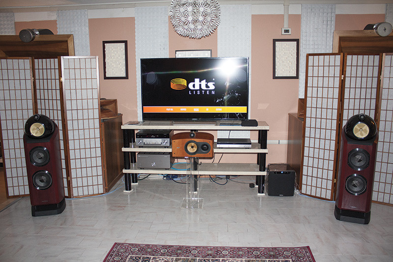 Il sistema 5.1 Yamaha - Bowers&Wilkins ha spodestato dal trono sua maestà il “Mostro”, nascosto dietro i pannelli divisori per l’occasione.