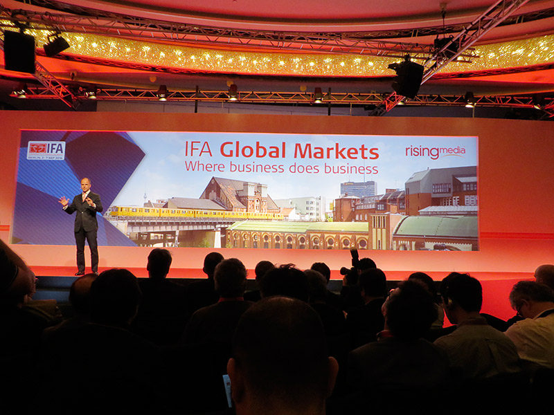 Un momento della presentazione tenuta da Christian Göke, CEO di Messe Berlin.