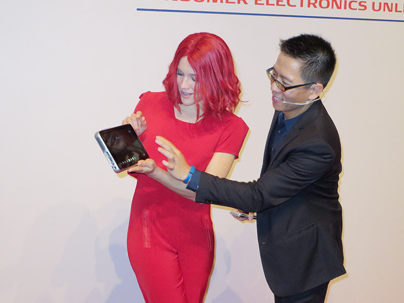 L'immancabile Miss IFA alle prese col tablet/proiettore SPRO Plus di ZTE.