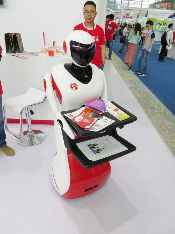 Uno dei diversi tipi di robot presenti in fiera.