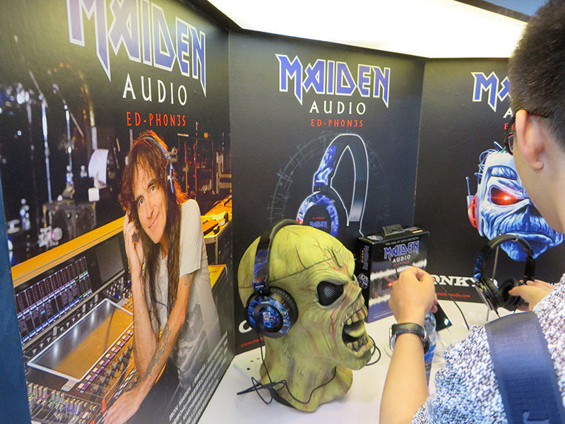 Le cuffie prodotte da Onkyo in collaborazione con la band degli Iron Maiden, curiosamente in demo con musica classica…