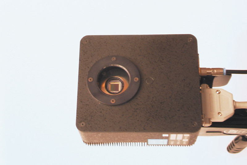 fig.3 La camera CCD usata da Digital Video, una Chroma 261E prodotta dalla italianissima DTA. La sensibilità del suo sensore Kodak è tale che per farlo saturare basta applicargli una intensità di 0.06 lux per 1 secondo, ed in tale tempo, essendo dotata di un convertitore a 14 bit, potrebbe (in teoria) misurare una intensità luminosa pari a 3.7 milionesimi di lux... In pratica, per poterla usare senza saturarla continuamente, occorre anteporre un filtro neutrale ad altissima densità.