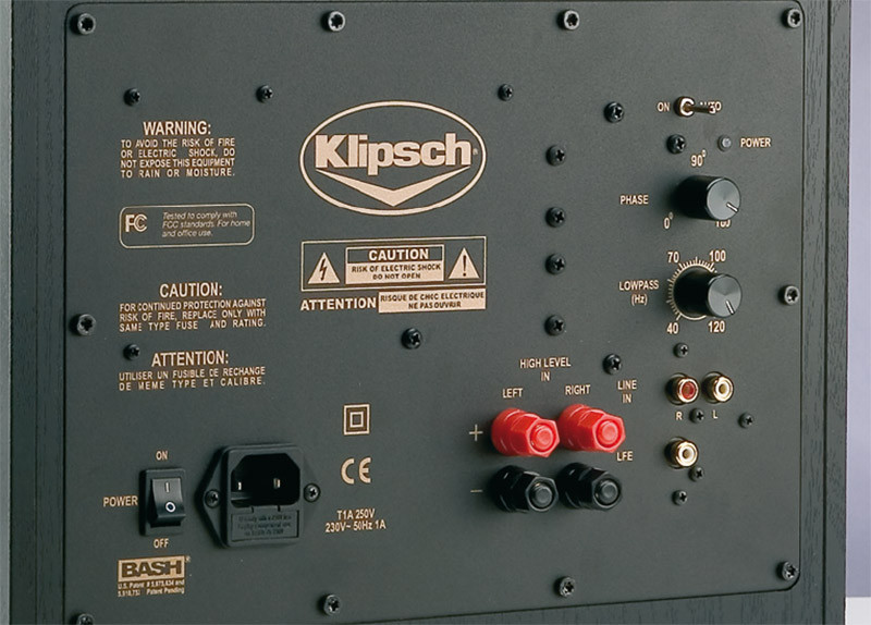 Il pannello di un Klipsch RW10 Serie Reference, semplice ma abbastanza completo e con il controllo continuo della fase.