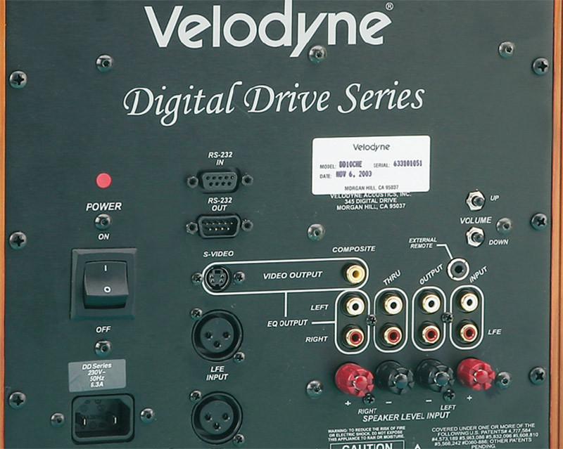 In basso a destra il pannello posteriore di un Velodyne DD10, apparentemente privo di controlli, ma dotato di un ingresso per il microfono di taratura e di uscite video dalle quali, tramite l’elettronica di processamento integrata e un telecomando, è possibile settare e verificare le sofisticate e complete operazioni di bass management di cui questo subwoofer è dotato.