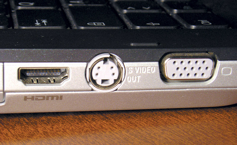 Figura 2. Connettori HDMI, S-Video e VGA su un notebook.