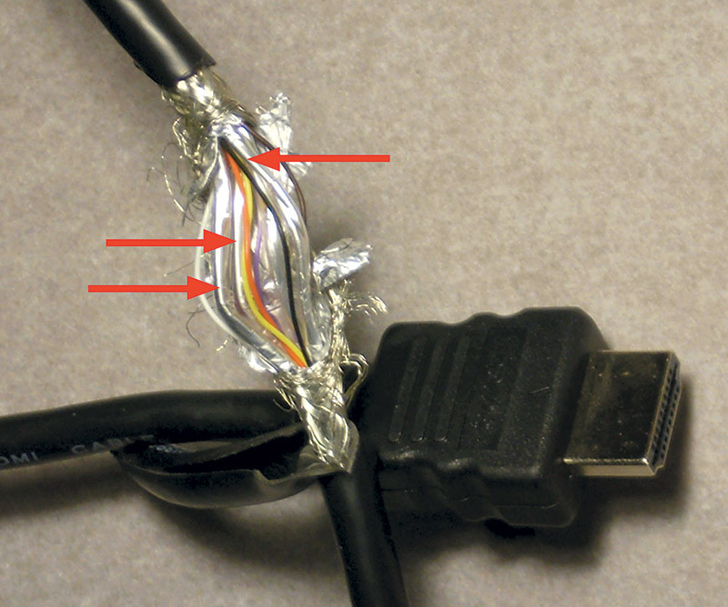 Figura 6. Un cavo sezionato: le frecce indicano i twisted pairs schermati separatamente.